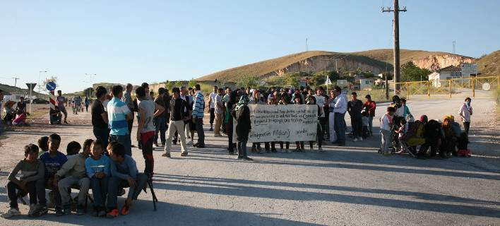 Παράνομοι μετανάστες έκλεισαν την εθνική οδό Λάρισας – Τρικάλων